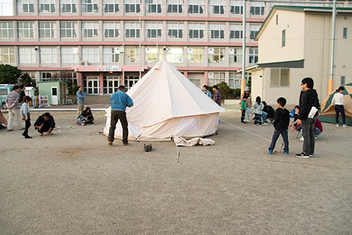 親子で防災宿泊体験で富塚小学校グラウンドにテント！
